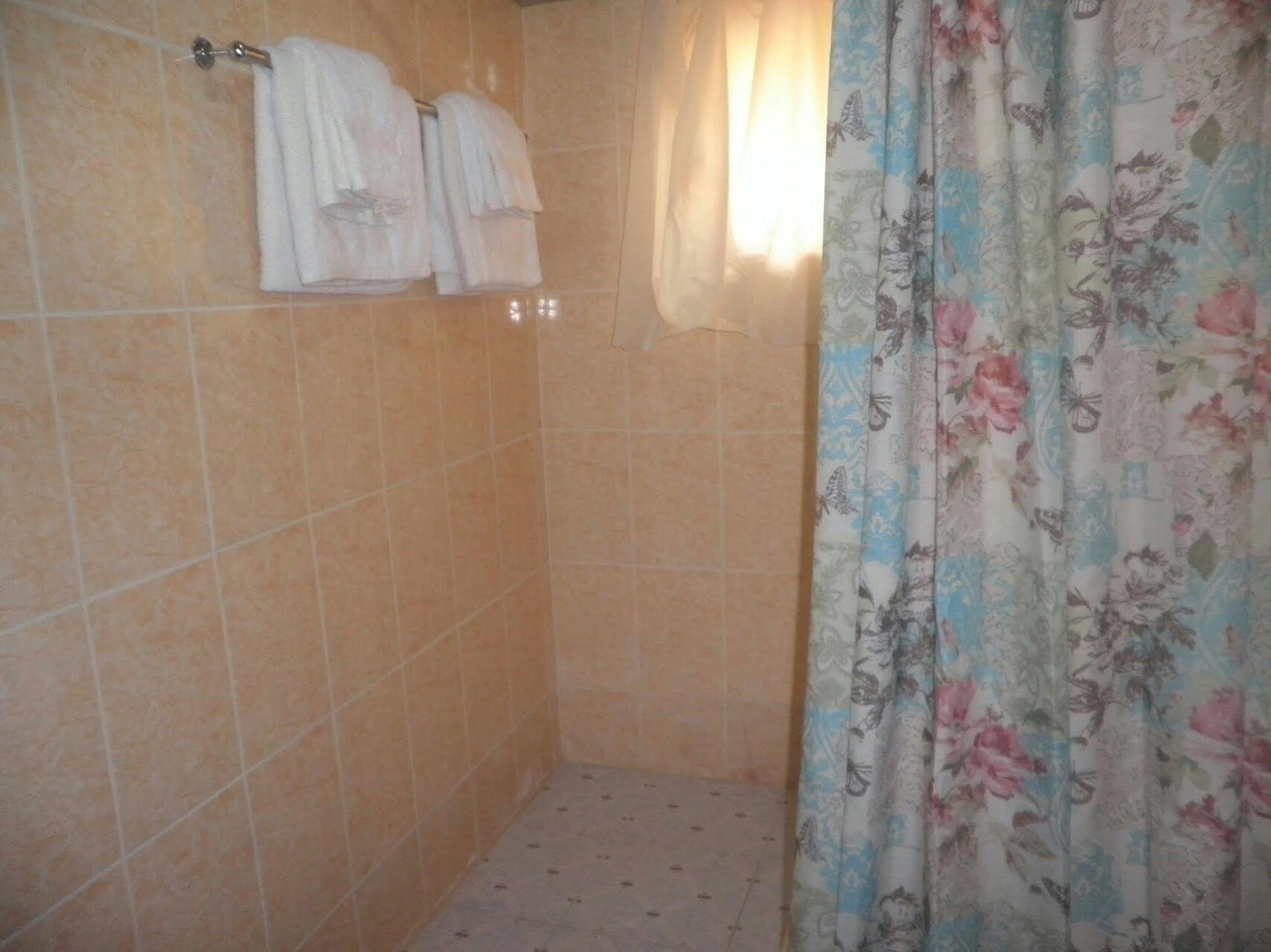 Marrets International Hotel - "Express" Cape Coast Bagian luar foto